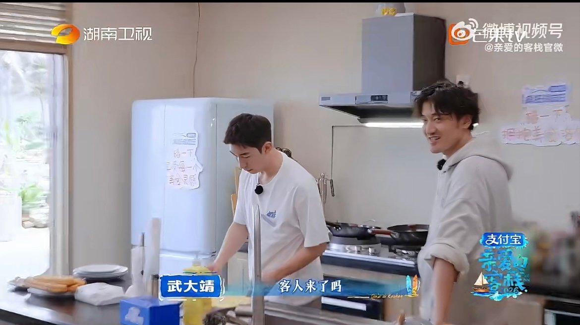 王传君宠溺王鹤棣教科书级眼神 无需言语全是偏爱，王传君望向王鹤棣的眼神温柔宠溺，