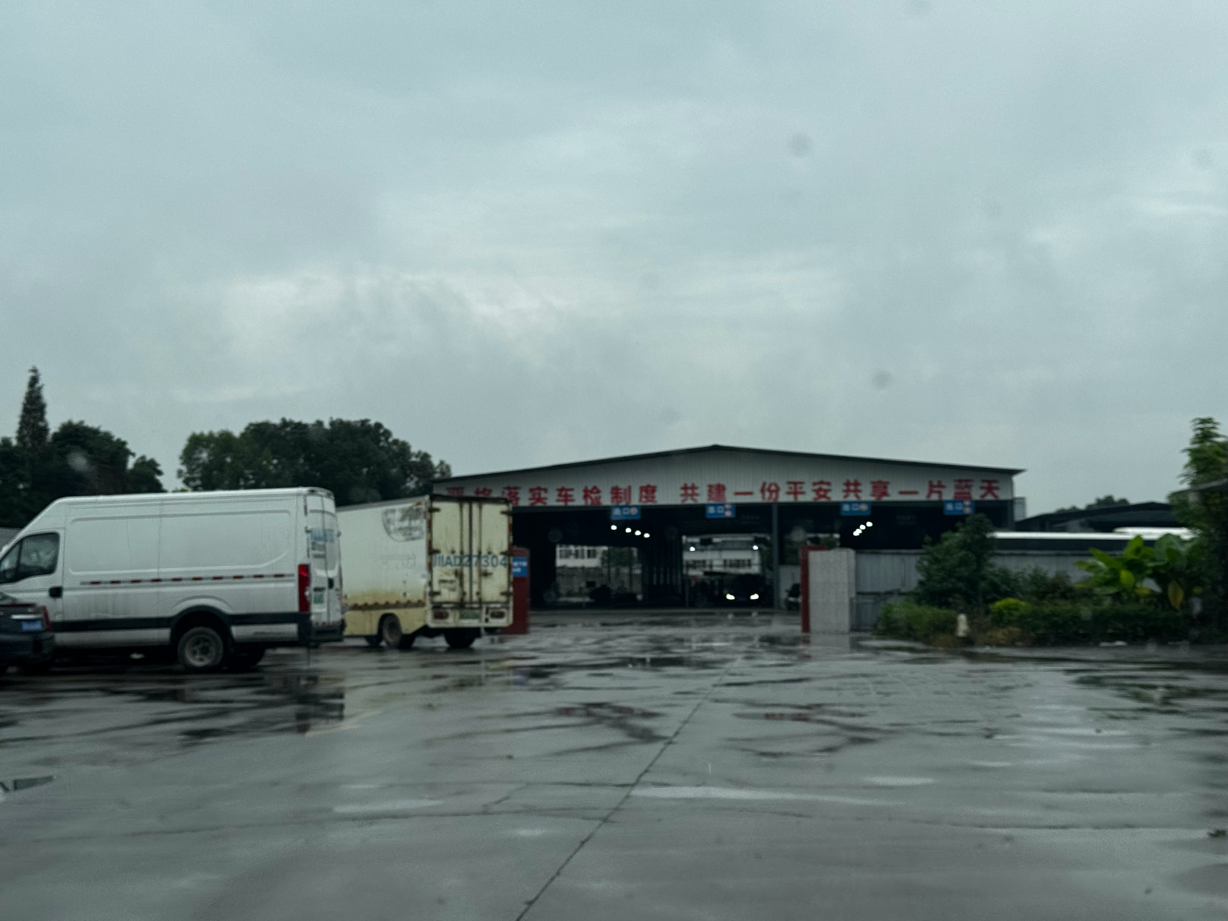 出停车场的时候发现一下有17天没动过335了[允悲]脱审一天，刚好是周末，早起来