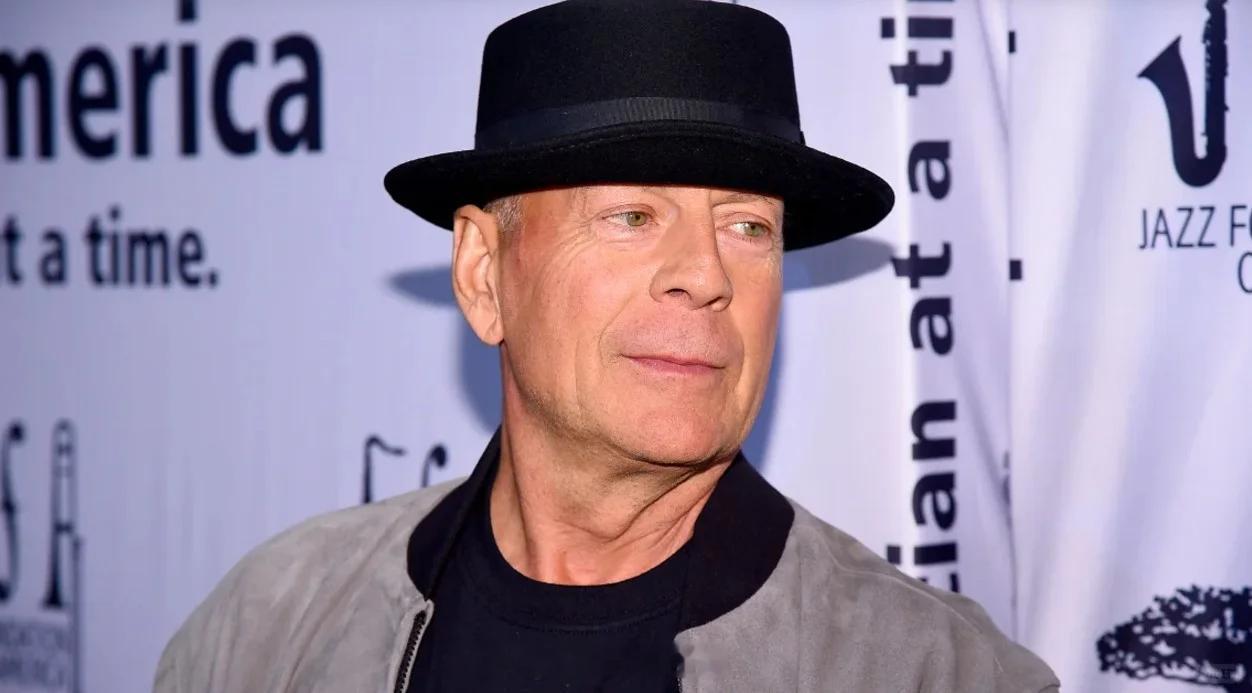 布鲁斯·威利斯 （Bruce Willis） 在感恩节全家福中；布鲁斯·威利斯 