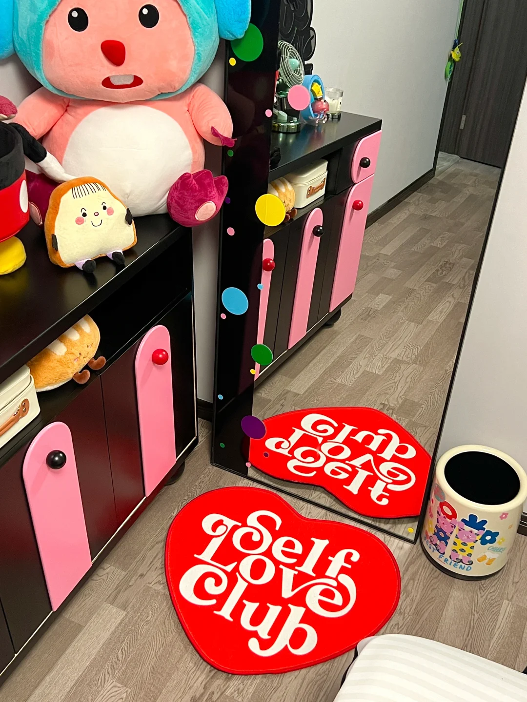 给卧室点颜色看看……