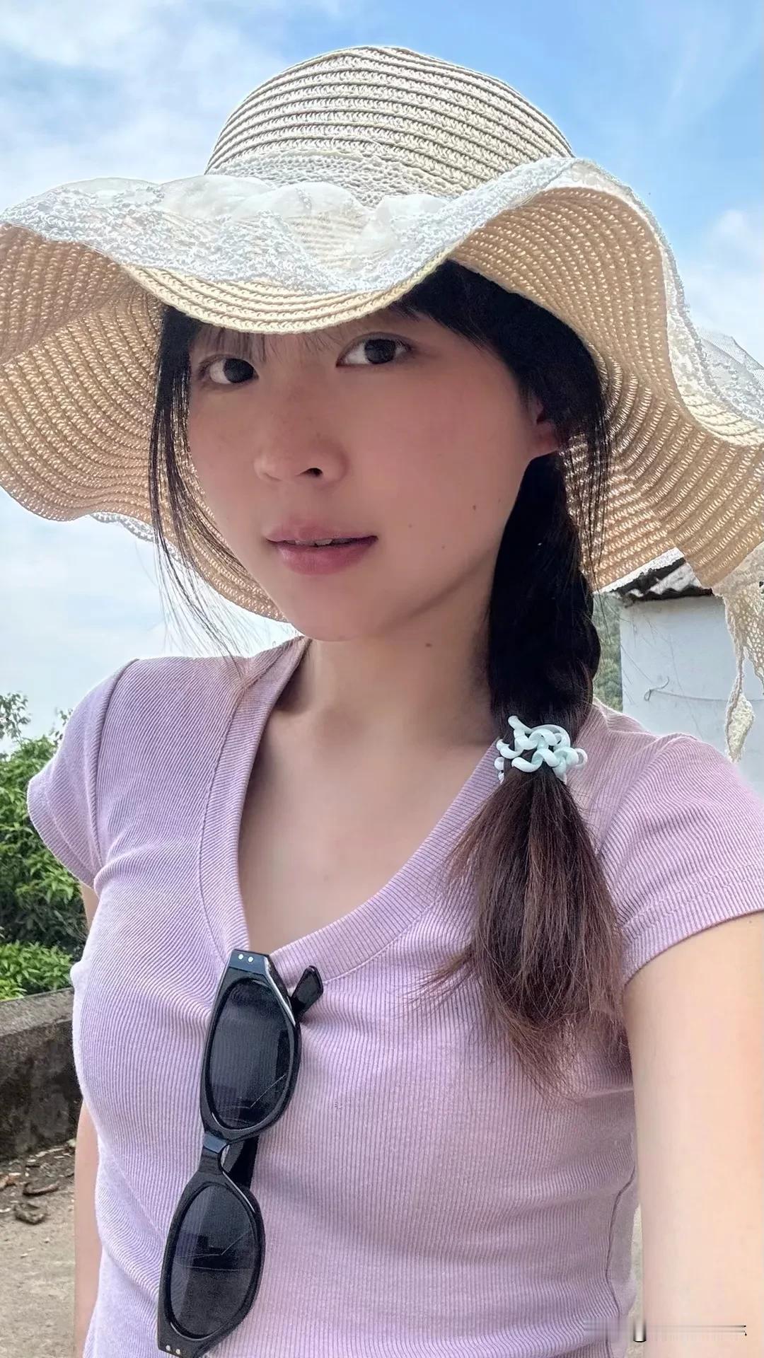 花一样的女孩，  
不仅盛开在镜头里，  
更绽放在生活的每个角落。  
用笑容