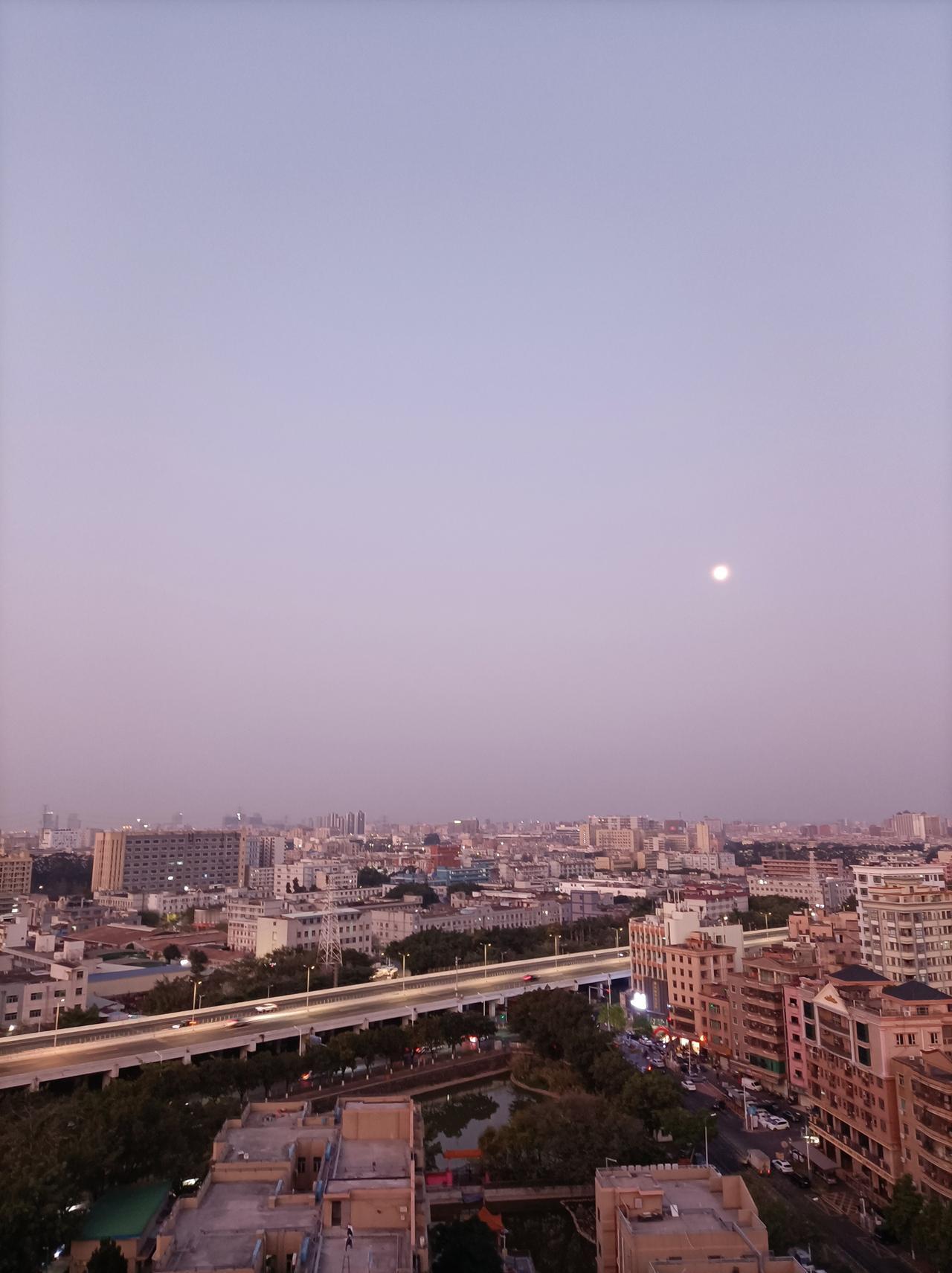 分享一张你最近随拍的照片刚刚拍到的天空朝霞，太美了，月亮还掛在天上