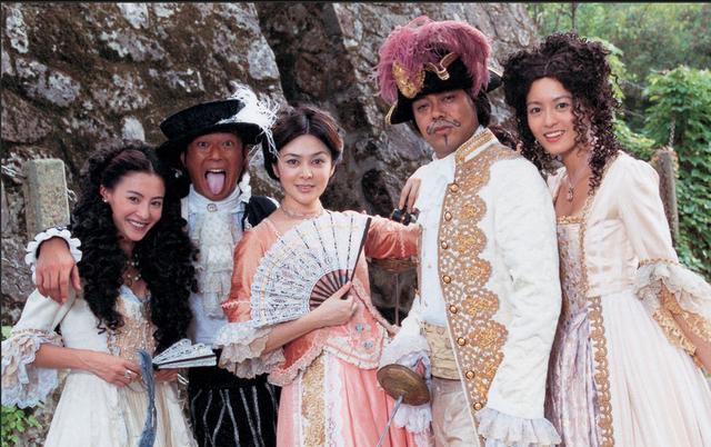 5星盛装同框：张柏芝绿云蔽天，娇柔腰柳，玉颜如春；关之琳延项秀颈，细眉飞扬，兰手