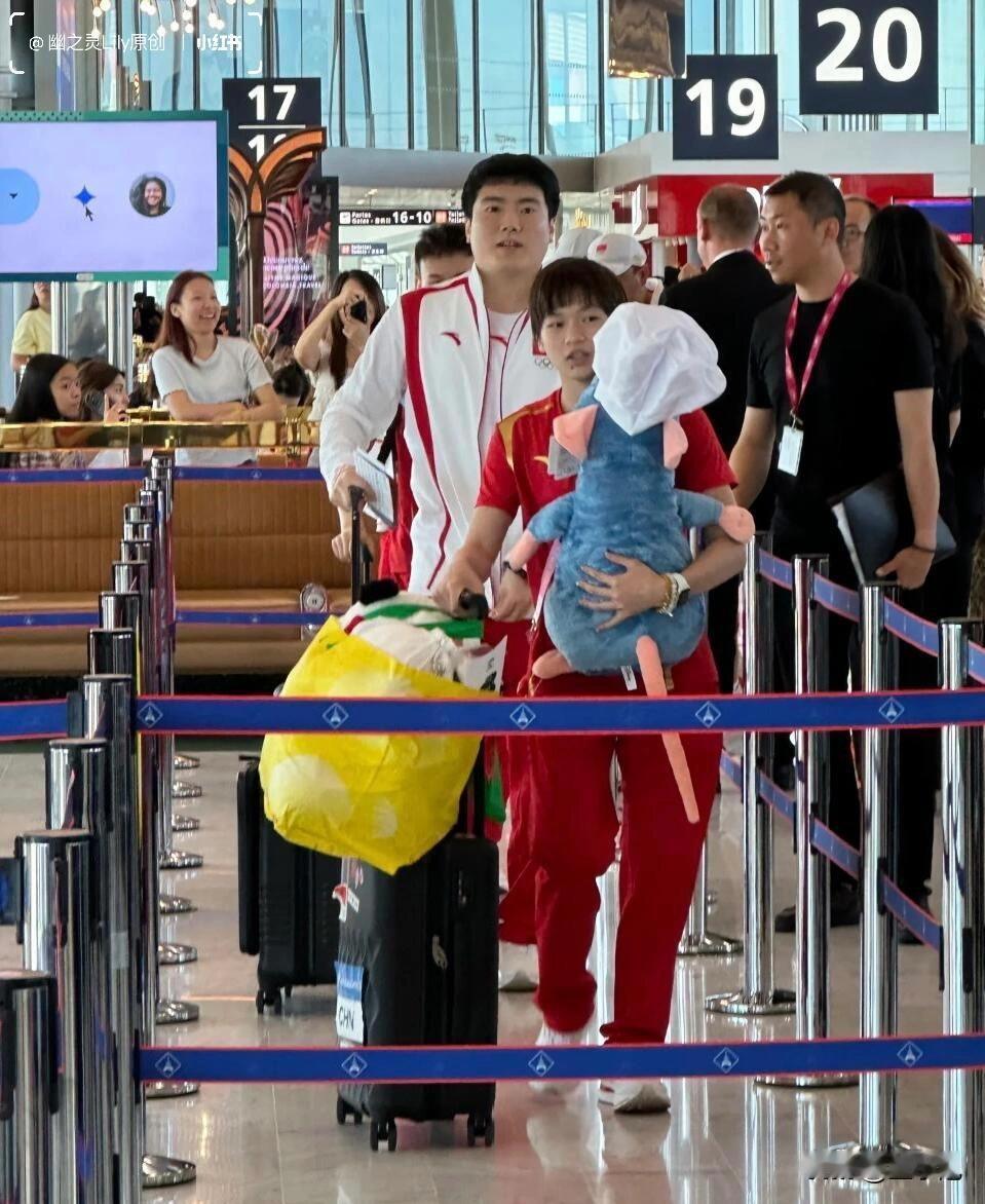 17岁的“进货小孩姐”全红蝉满载而归，带着满箱满袋的玩偶。
全红蝉从巴黎回国的随