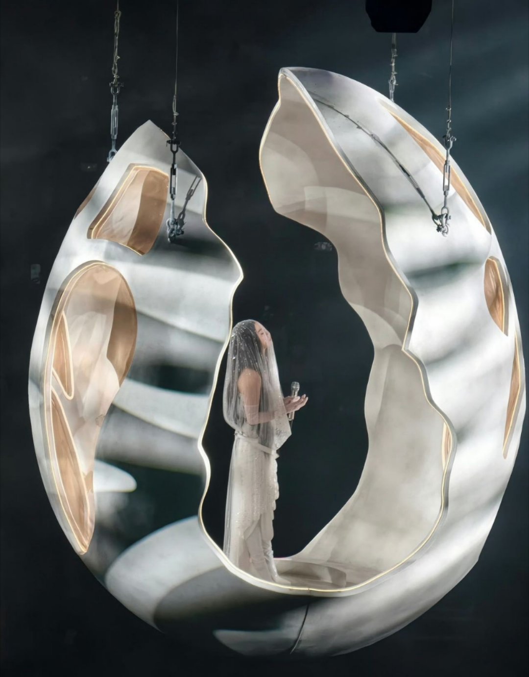 这哪里是舞台，分明是神话降世现场！✨ 从概念到妆造再到那一嗓子，高级感直接溢出屏