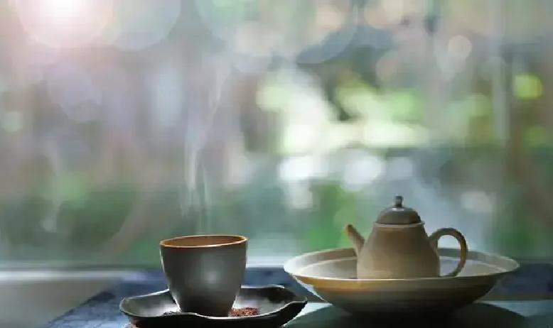 中年这代人，肩上扛的担子实在太沉。父母年纪大了需要照顾，孩子一有点事就指望你顶上