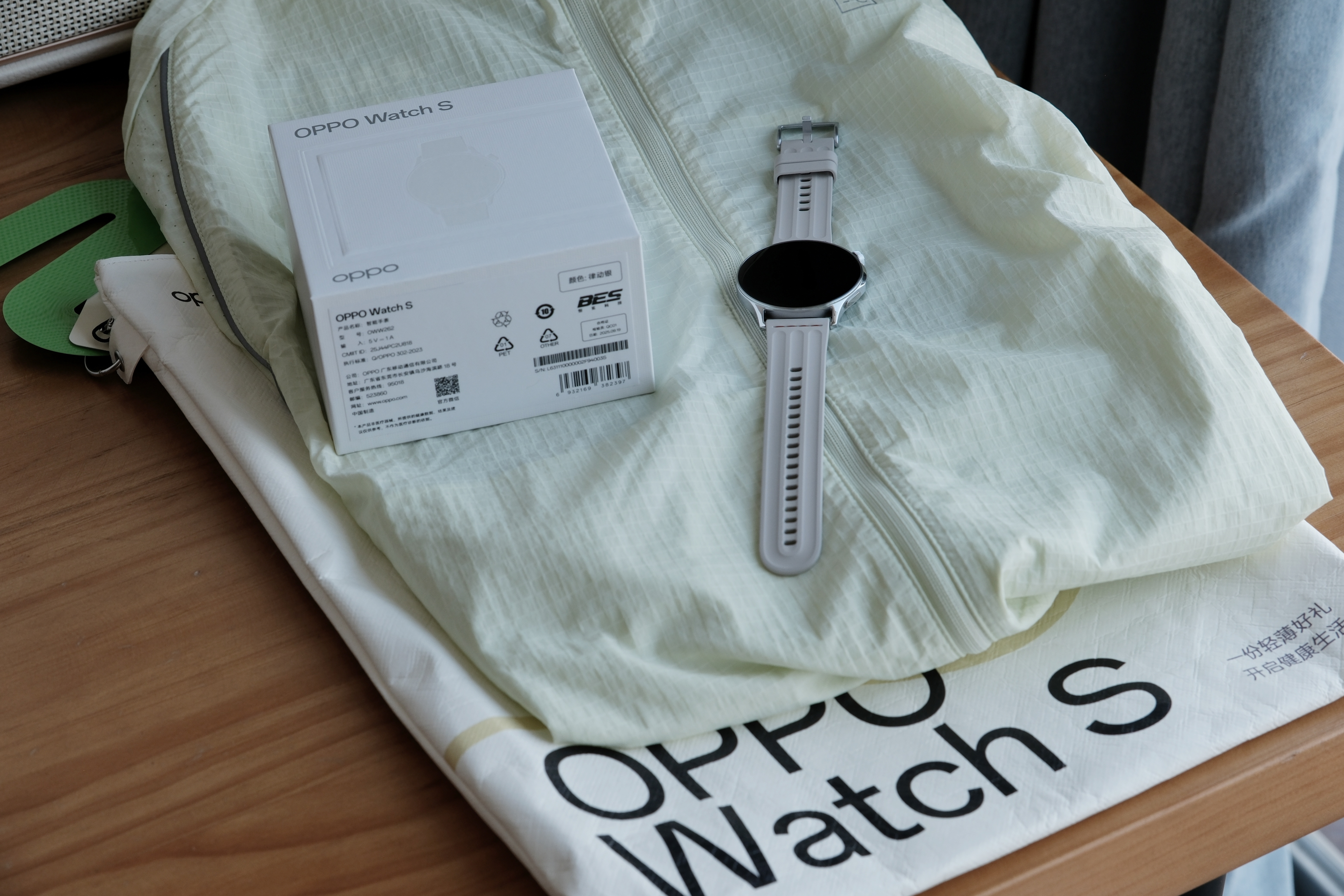 开箱一下OPPO和蕉内联名的媒体礼盒，里面有一台OPPO Watch S和一件蕉