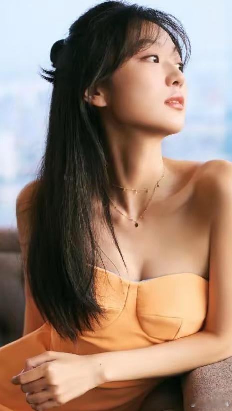 孙千[超话]  孙千的美不仅仅是外在的，她的气质和性格也备受赞誉。她不喜欢浓妆艳