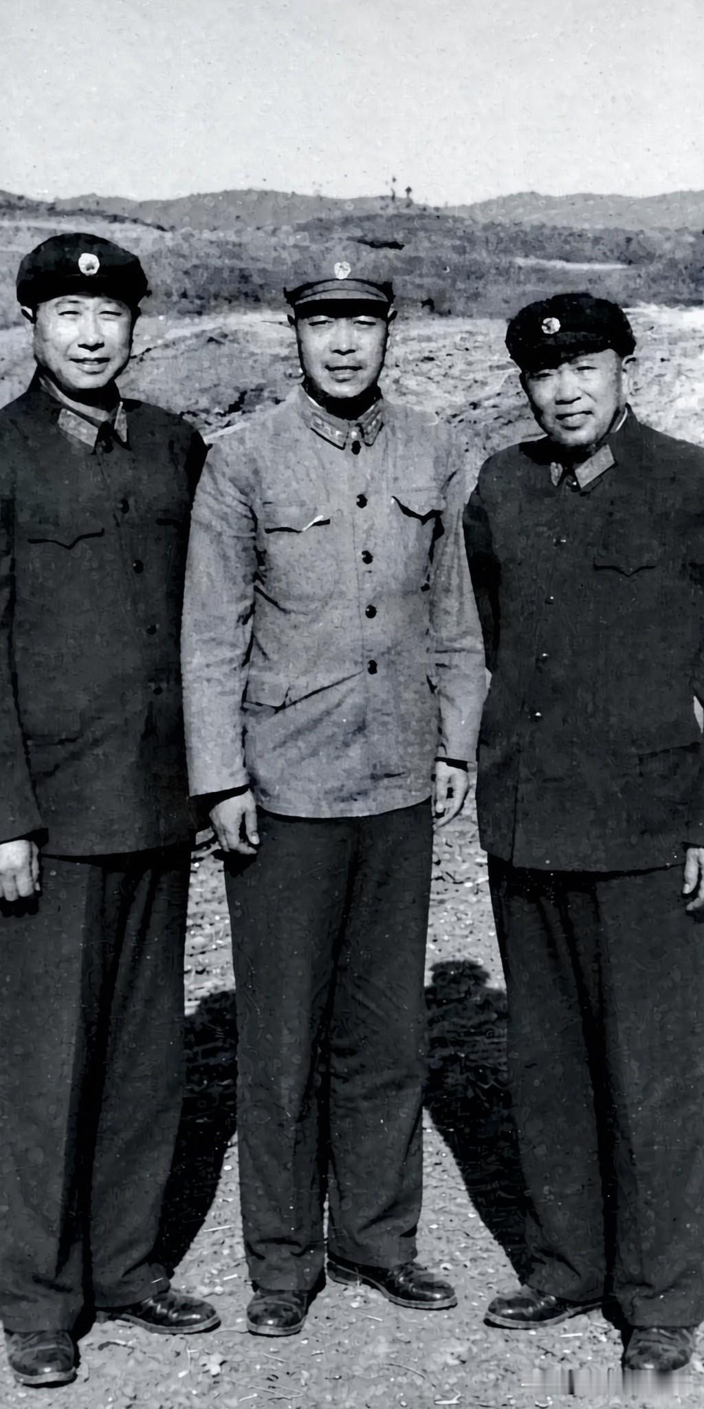 1959年，开国上将刘亚楼（右）和开国中将（左）及一位大校营长的一张珍贵合影。能