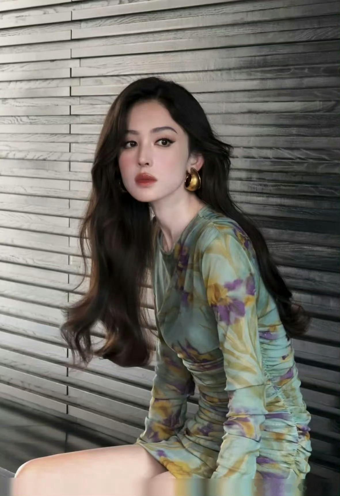 古力娜扎成都车展又美又飒古力娜扎与硬派越野车的反差感古力娜扎车展生图超能打✨颜值