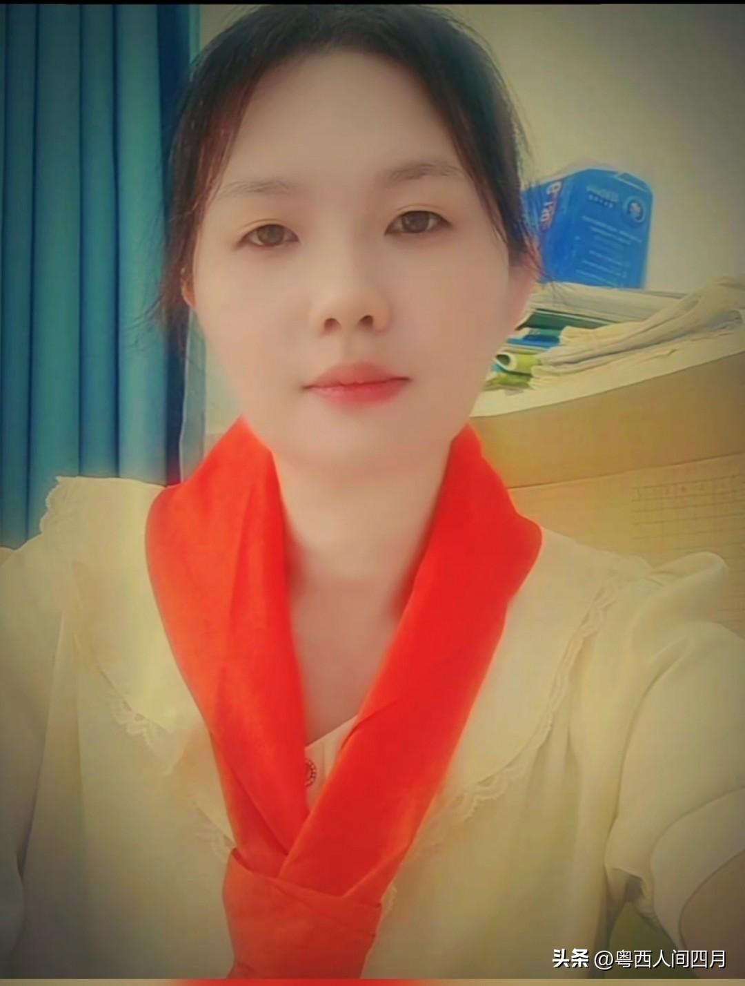 老同事面对着这乱丢的红领巾，感叹一声:我们那年代多珍惜红领巾啊！每天都叠得整整齐