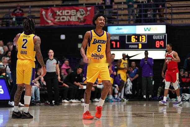 前老鹰首轮秀科比-巴夫金在NBA发展联盟代表湖人的下属球队南湾湖人对阵开拓者的下