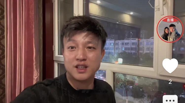 小松此次回国的目的是为了直播带货，所以带了小叔和婶婶能给他们带来更多流量，一般常