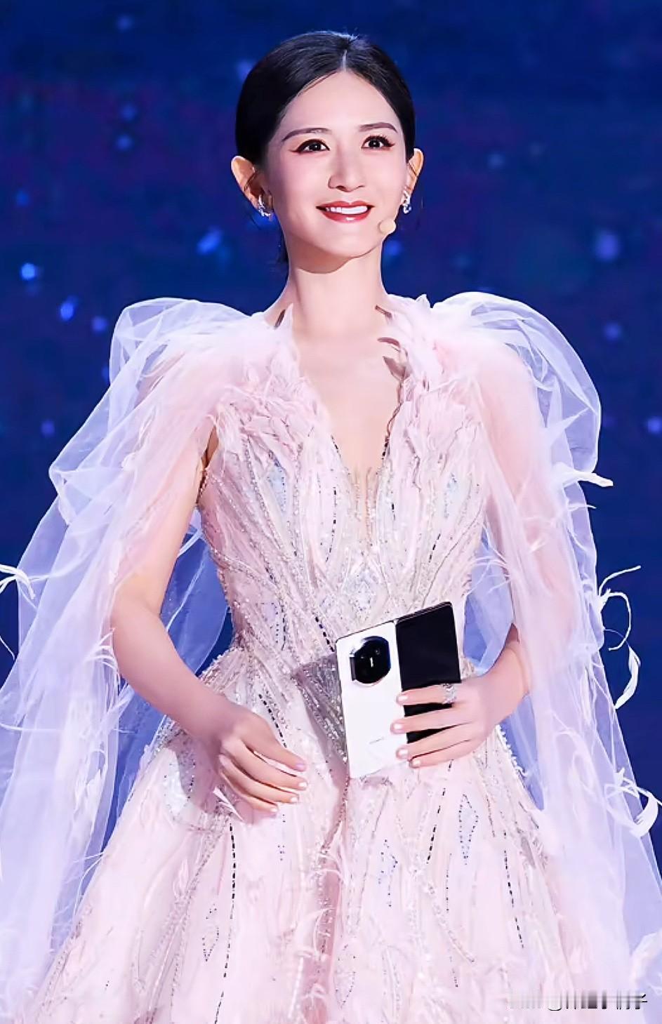 说实话，第一眼真没敢认，这还是那个在台上疯疯癫癫的谢娜吗？

以前大家都觉得她离