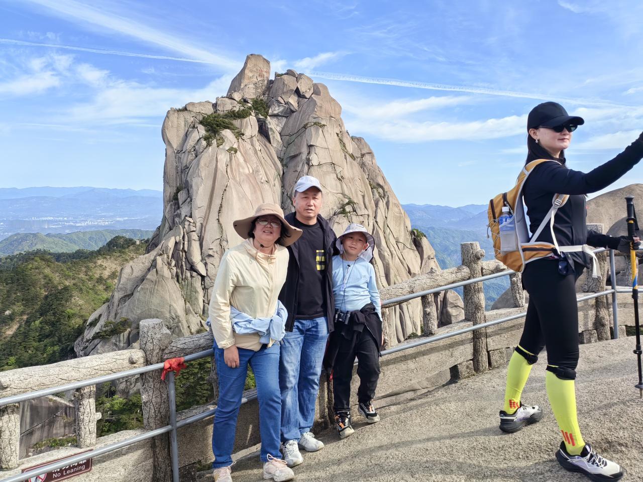 游览安徽天柱山风景区（四）
这是第一次，我们一家三口在一个地方，一下子拍了这么多