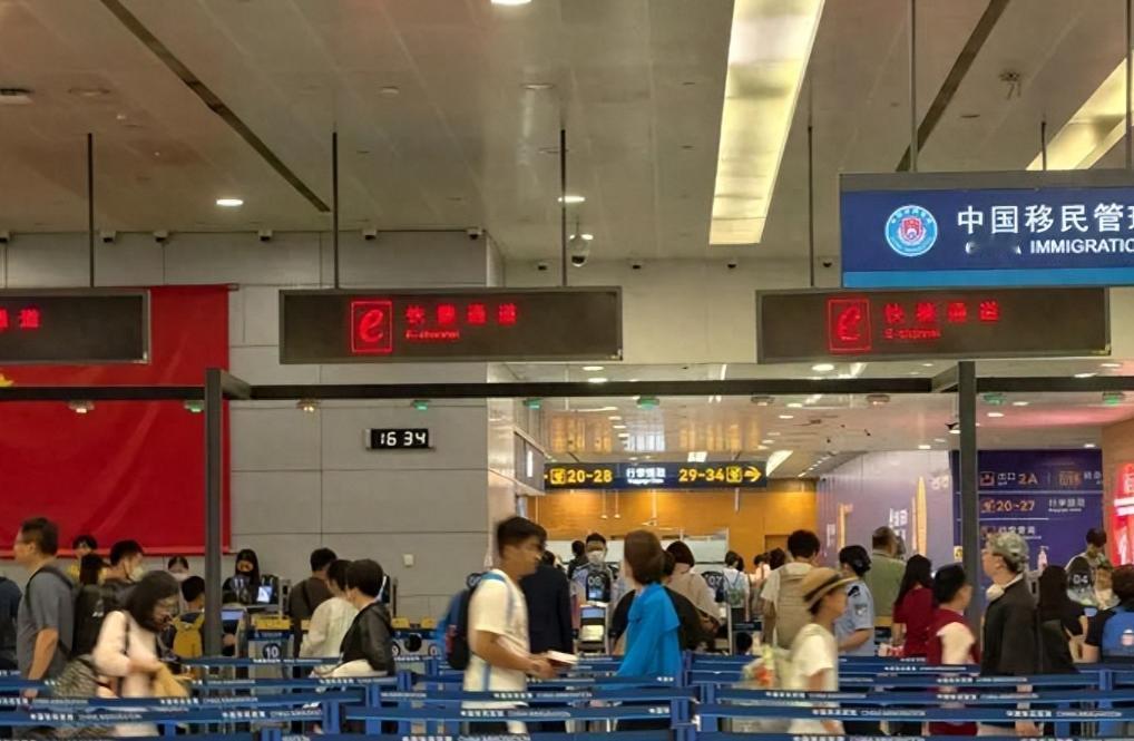 太险了！8月29日，上海浦东机场边检拦下了一名老外，他自称来华旅游，可入境3天，