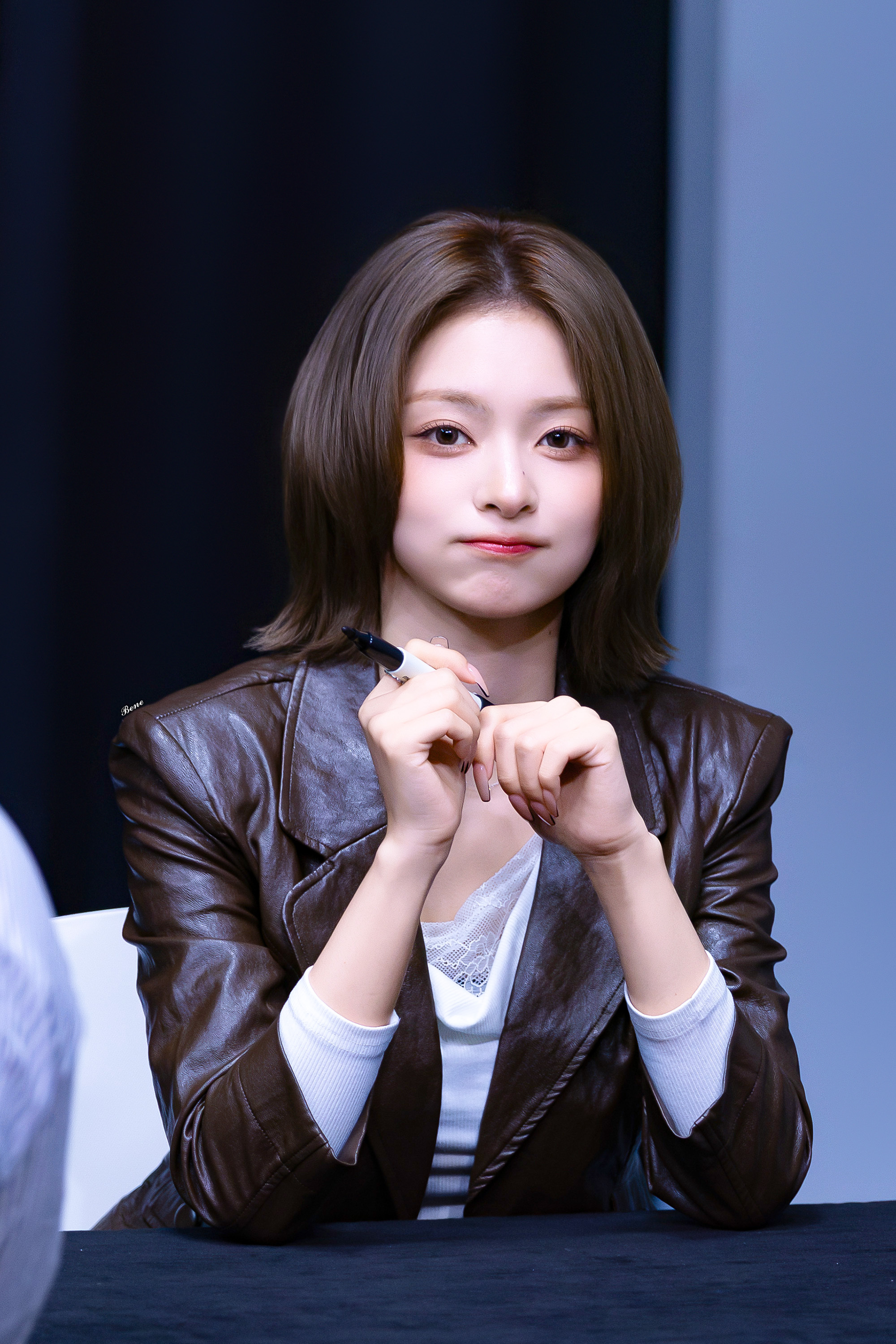 李娜炅[超话]  🐣氧气笑颜李娜炅 260912 JJM签售 饭拍高清©Ben