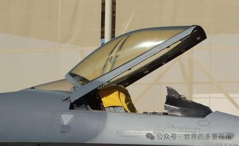 F-16的座舱盖也有一层膜的颜色