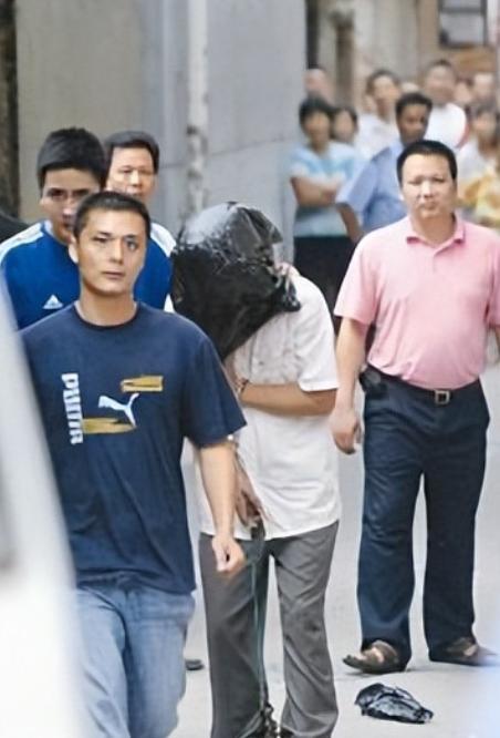 广东佛山，男子带着老婆进行不法交易，与嫖客在草地上进行 10 多分钟后，对方不肯