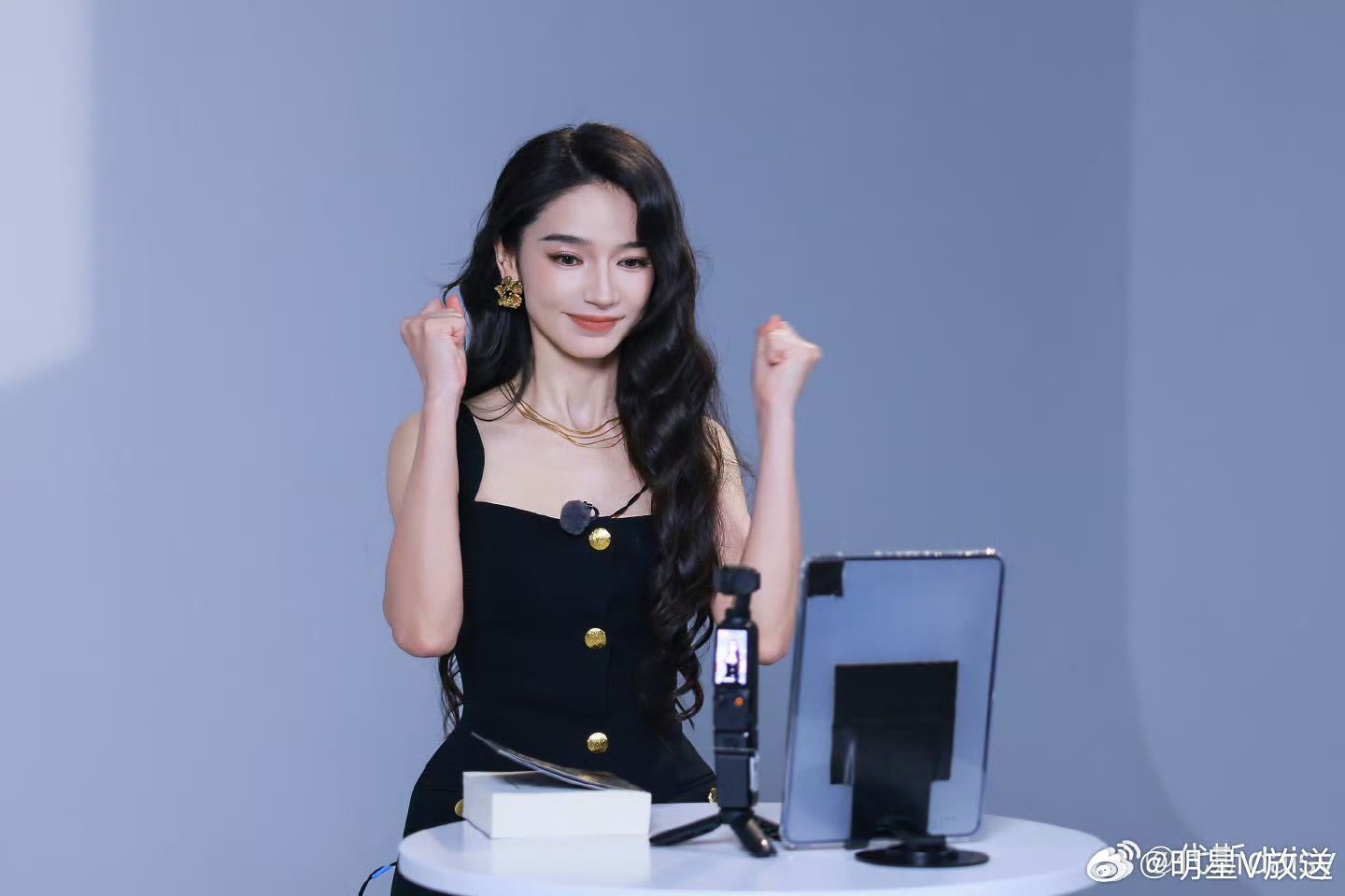 代斯顶着御姐脸学饭撒代斯 谁来了浪姐都得学会饭撒 支持姐姐学习饭撒！不难的～就这