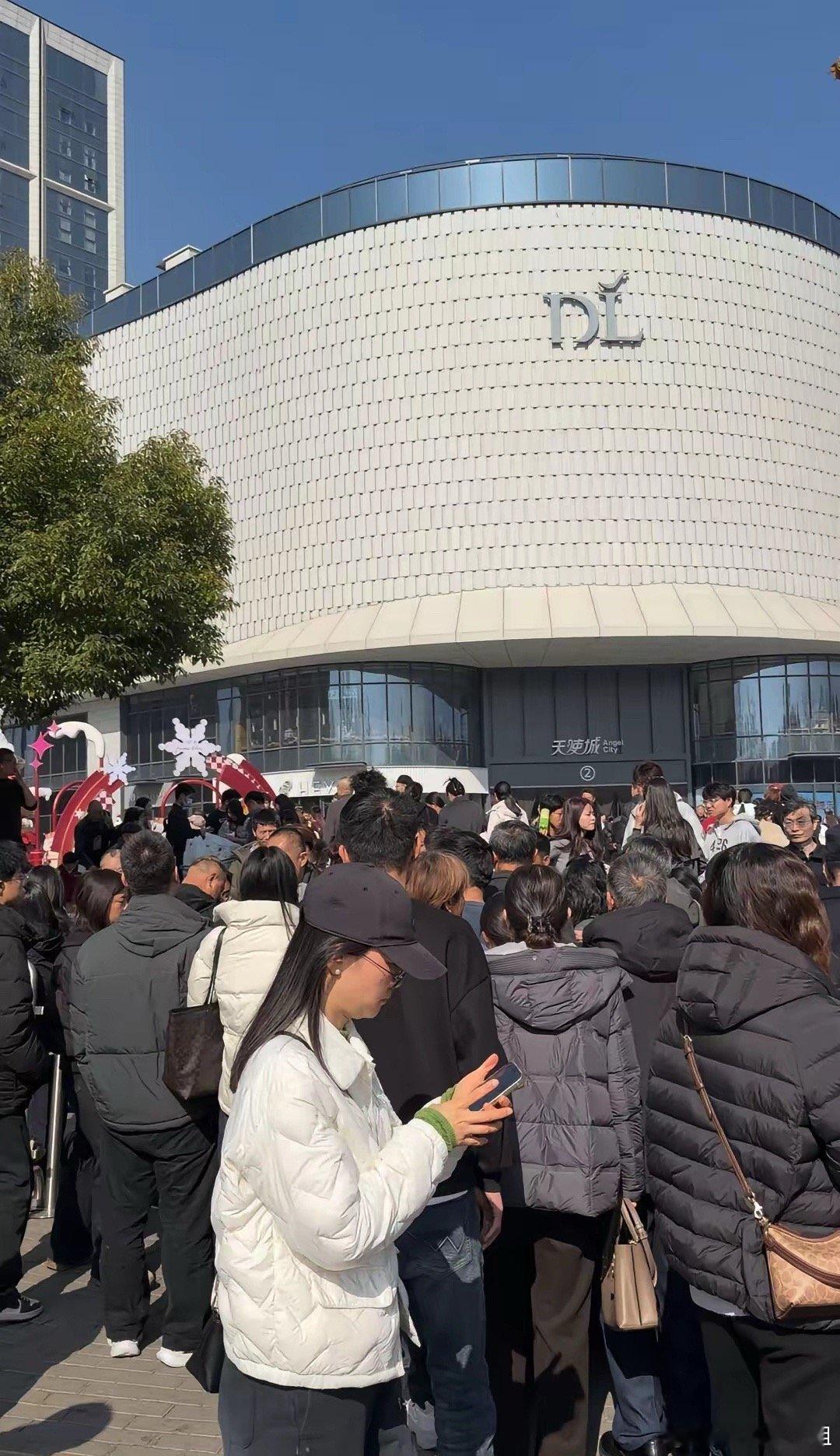 房东一次性暴涨2000万租金，于东来没有讨价还价，只做了一个决定：直接关闭门店。