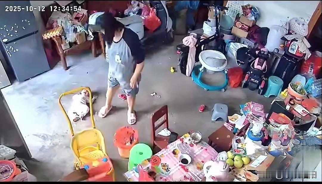 一段监控视频显示一位母亲不知怎么的，一怒之下将坐在婴儿车里的孩子像倒垃圾一样倒在