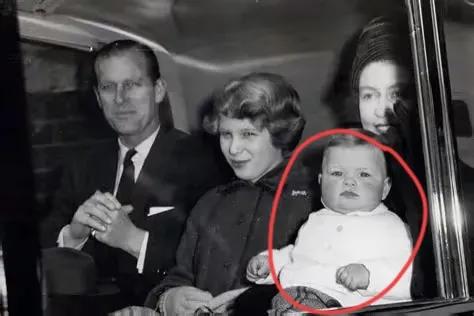 安德鲁，在女王心中终究是不同的！
对于她的第三个孩子，女王是格外偏爱，就连随手带
