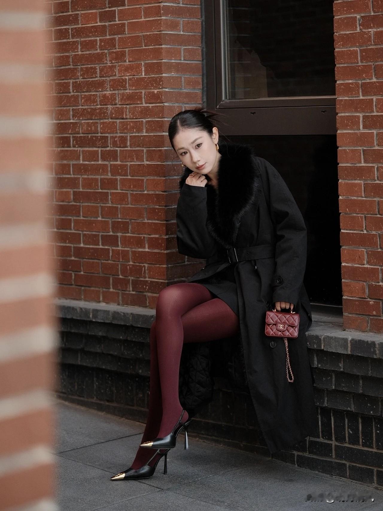 哎，你们有没有试过酒红色袜子配黑色大衣？我那天随手一搭，效果居然意外的好！

本