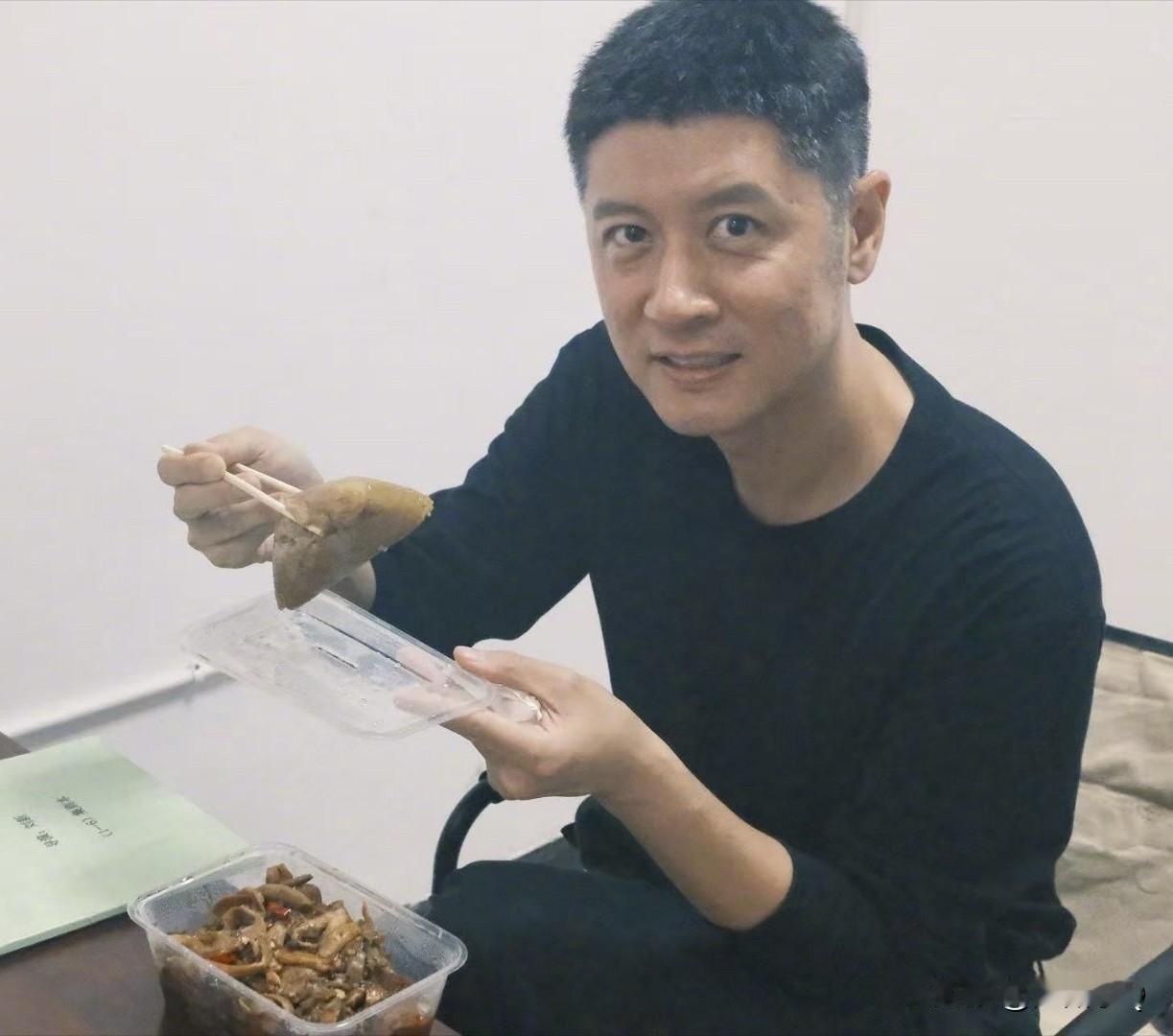 看来46岁的任重养家养孩子不容易啊，头发都熬白了，脸也看起来好沧桑。