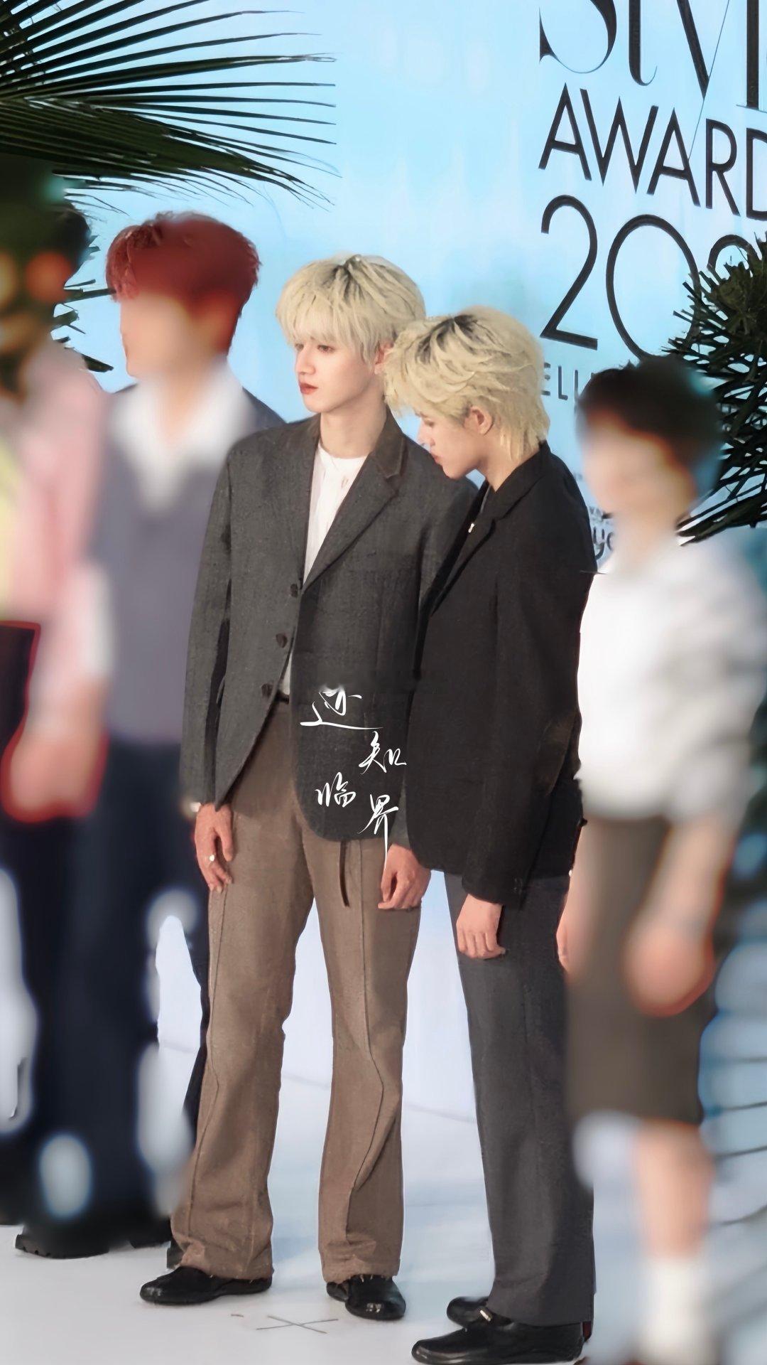 张极ELLE风尚大典 张极金一出场便帅炸全场！风度翩翩中透着萌逗气质，举手投足皆