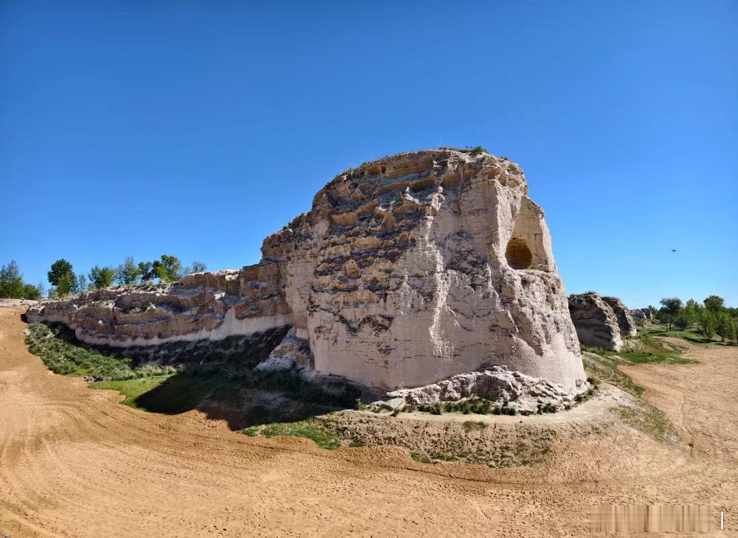 赫连勃勃的统万城统万城遗址是十六国时期大夏国（407-431年）的都城，由匈奴铁