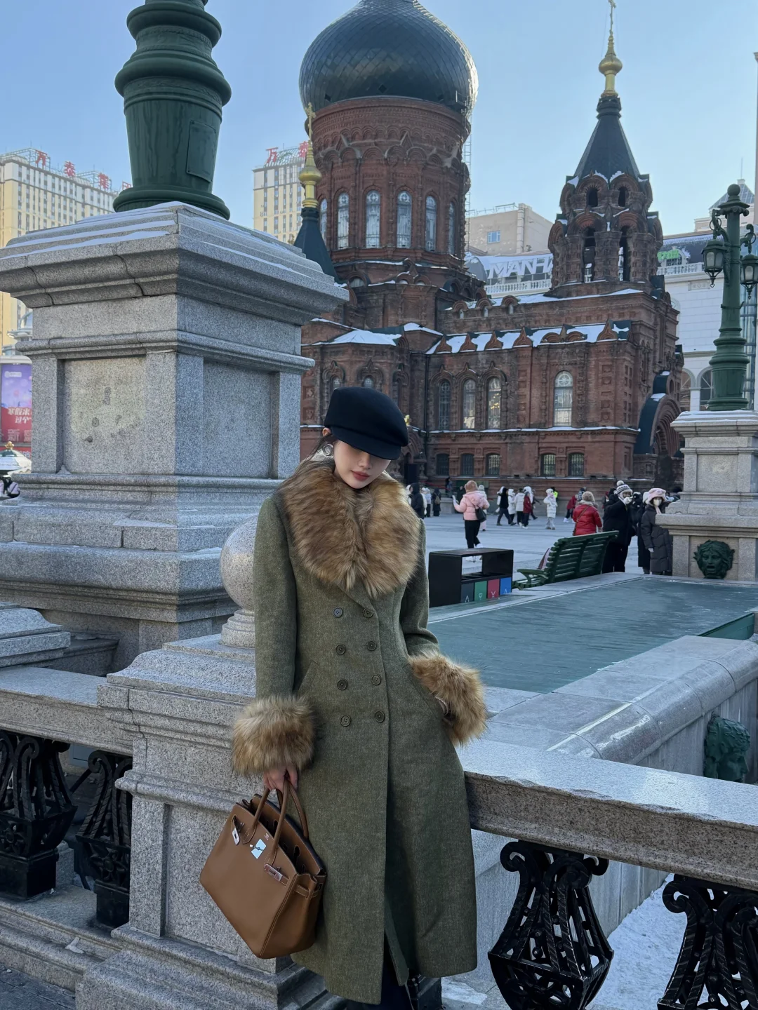 来索菲亚当然要穿大衣啦