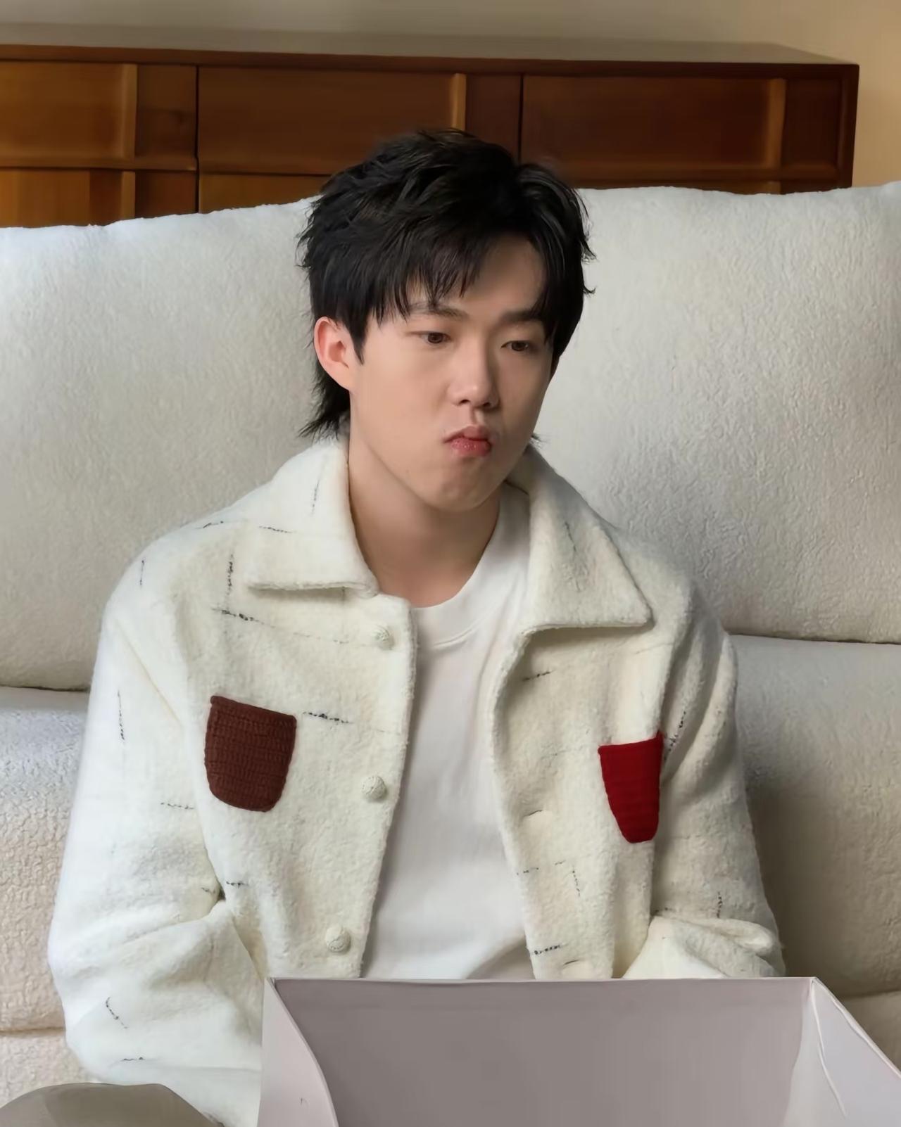 大家都想知道

在王晨策的手机相册里

到底有多少王楚钦的照片和视频，王楚钦每次