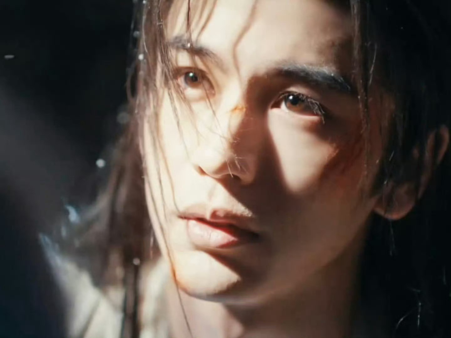 张凌赫人生镜头 从古装仙韵到现代俊朗，镜头里百变模样，哭戏共情、打戏利落，用实力