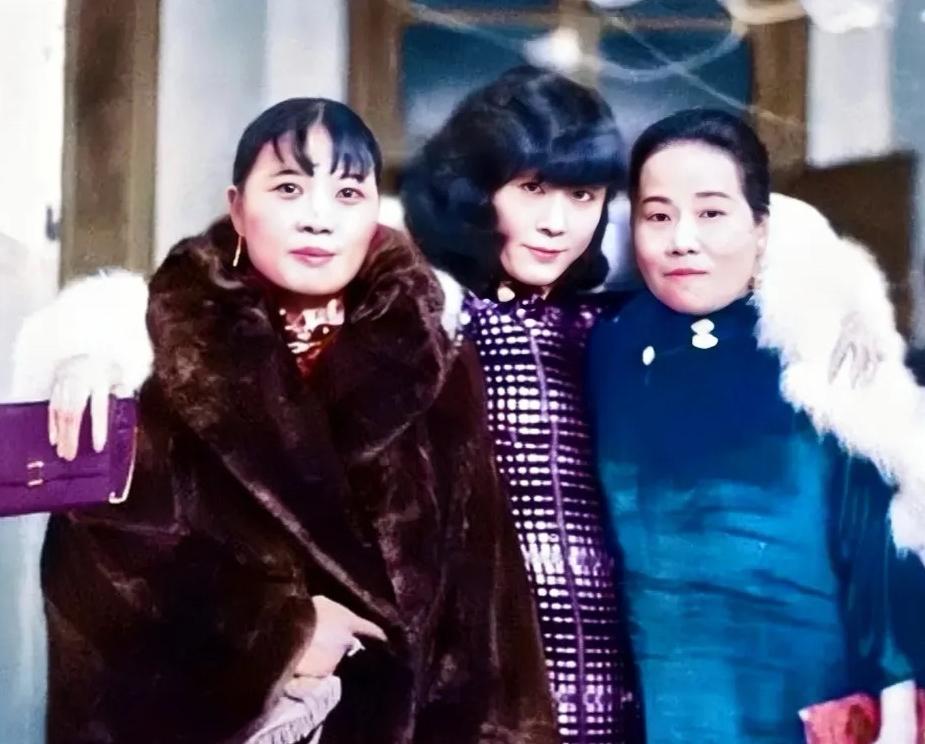 1931年，张学良原配于凤至与宋美龄、宋霭龄两姐妹的一张合影，镜头中三人都衣着华