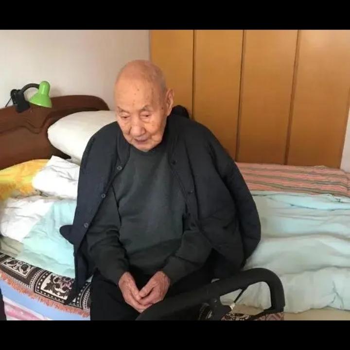 人老了十分可怜，不论你年轻时干了什么职务，长的多美帅，八十多岁后，连大小便都就近