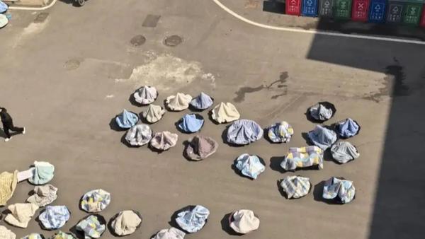 这张照片生动地展现了中国家庭中晒被子的传统习惯，也反映出中国父母对被褥干净、卫生