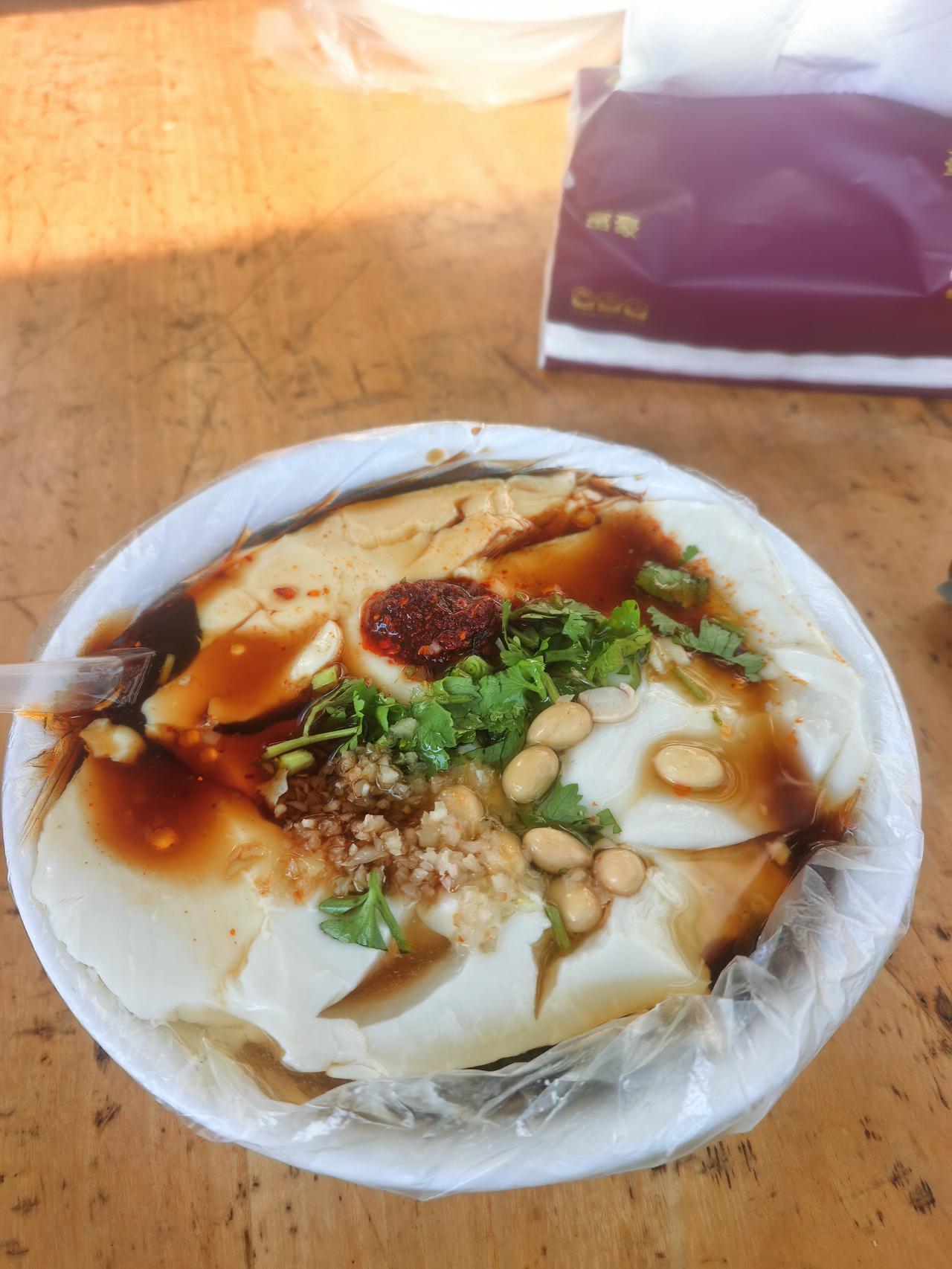 十字路口花八元露天吃个早点，吃的口齿留香肚子圆，再吃个水蜜桃，打发一天。