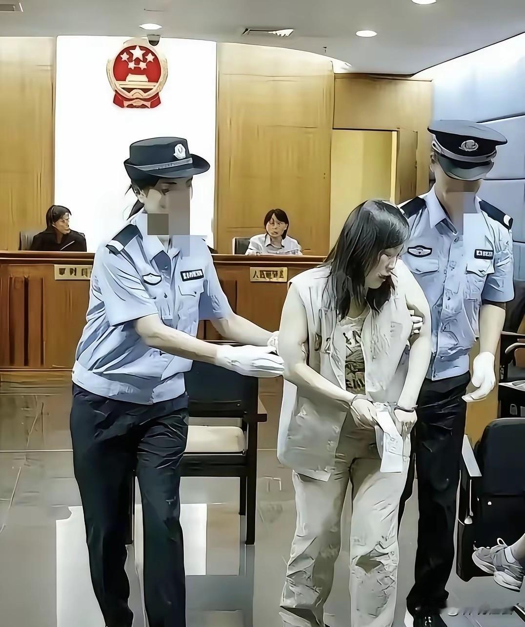 网上流传，一女教师因故意伤害罪被判刑八个月，当地教育部门发布公告称：此女教师丧失