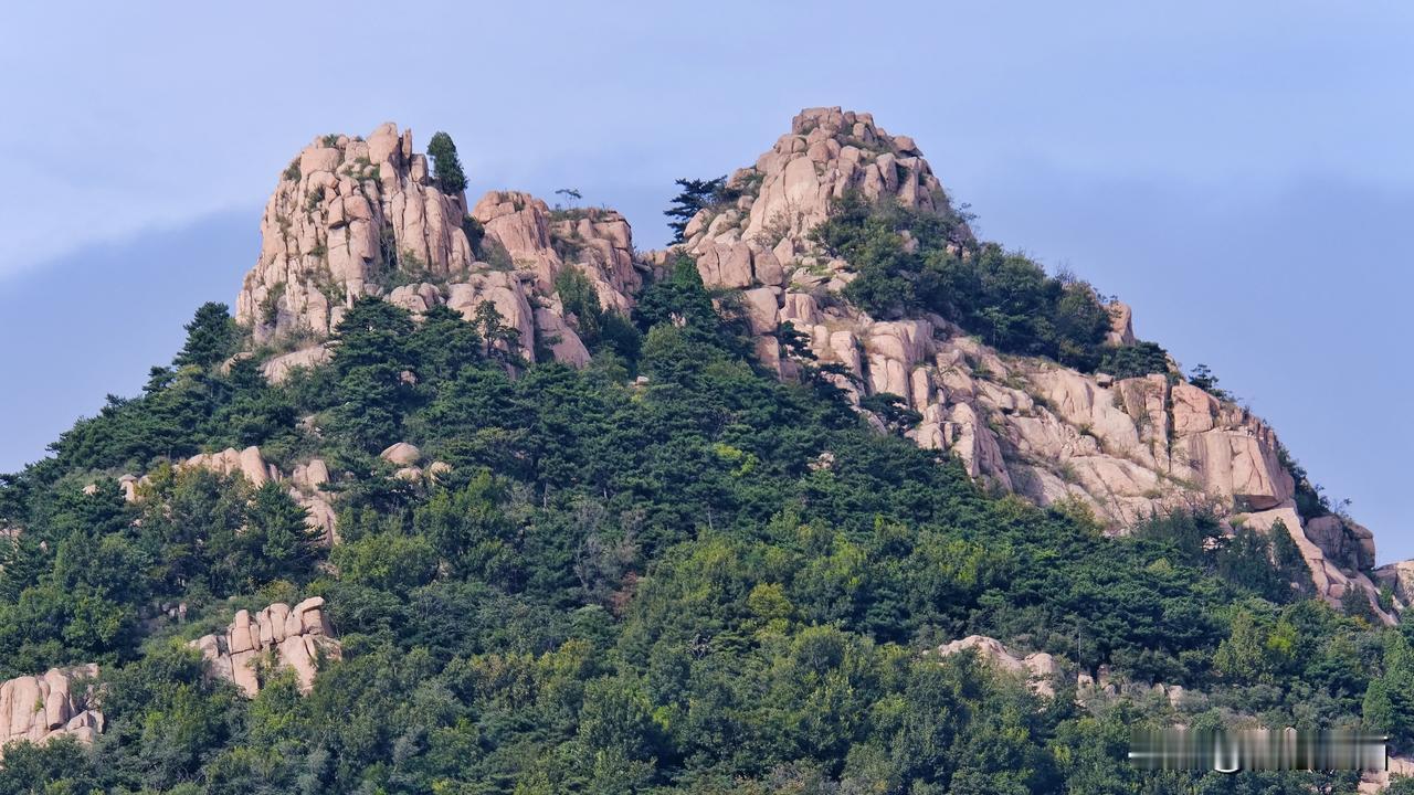  泰山西麓的主峰傲徕峰。我家的正北方就是泰山西麓的主峰傲徕峰还有扇子崖，直线距离