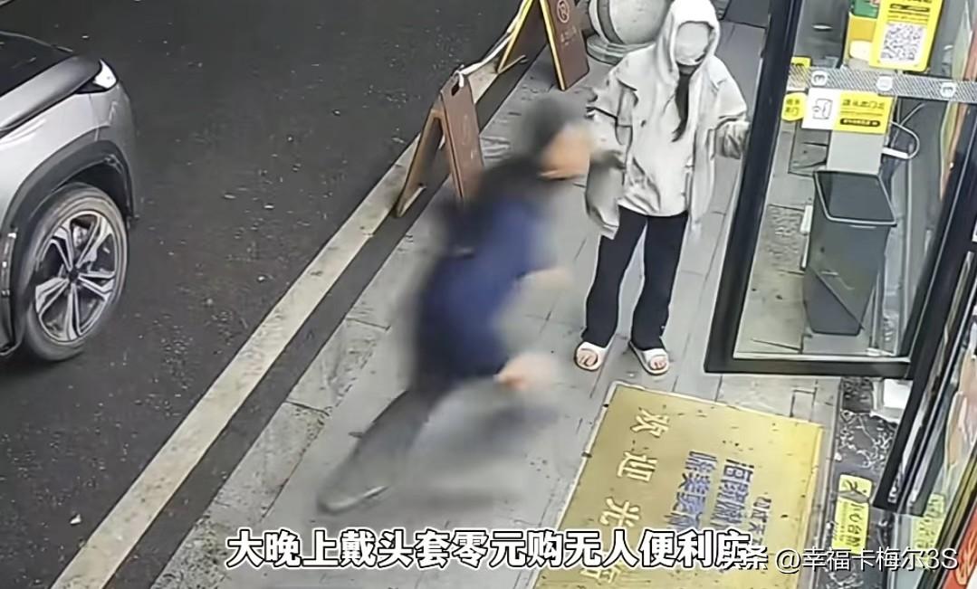 大晚上戴个头套去无人便利店“零元购”，为了偷点零食饮料，跑的时候把一只拖鞋都跑丢