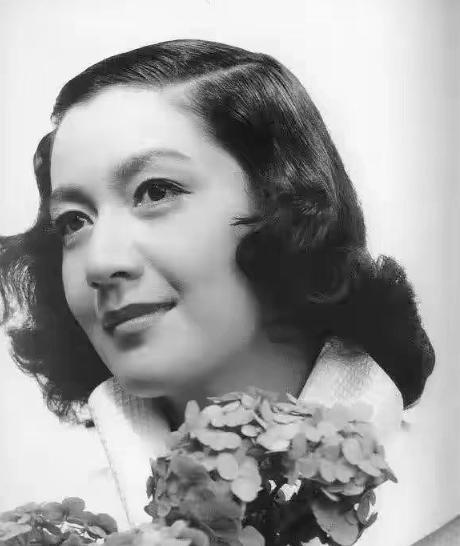 1945年，一个日本女子在酒会上，朝麦克阿瑟抛了一个媚眼，骨头都酥了的麦克阿瑟，