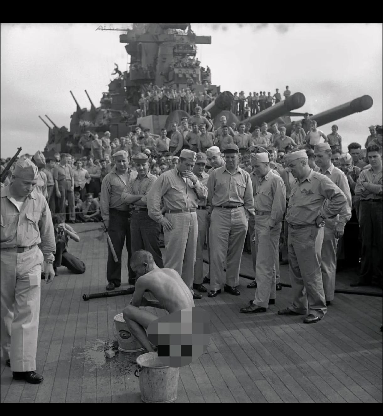 这是二战期间，美国新泽西号战列舰上的一幕。

当时美国人抓住了日本俘虏后，第一件