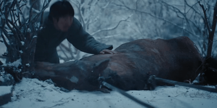 反人类暴行连人带马拖入血泊 看到长富和马被拖入血泊，心像被狠狠揪住。731部队以