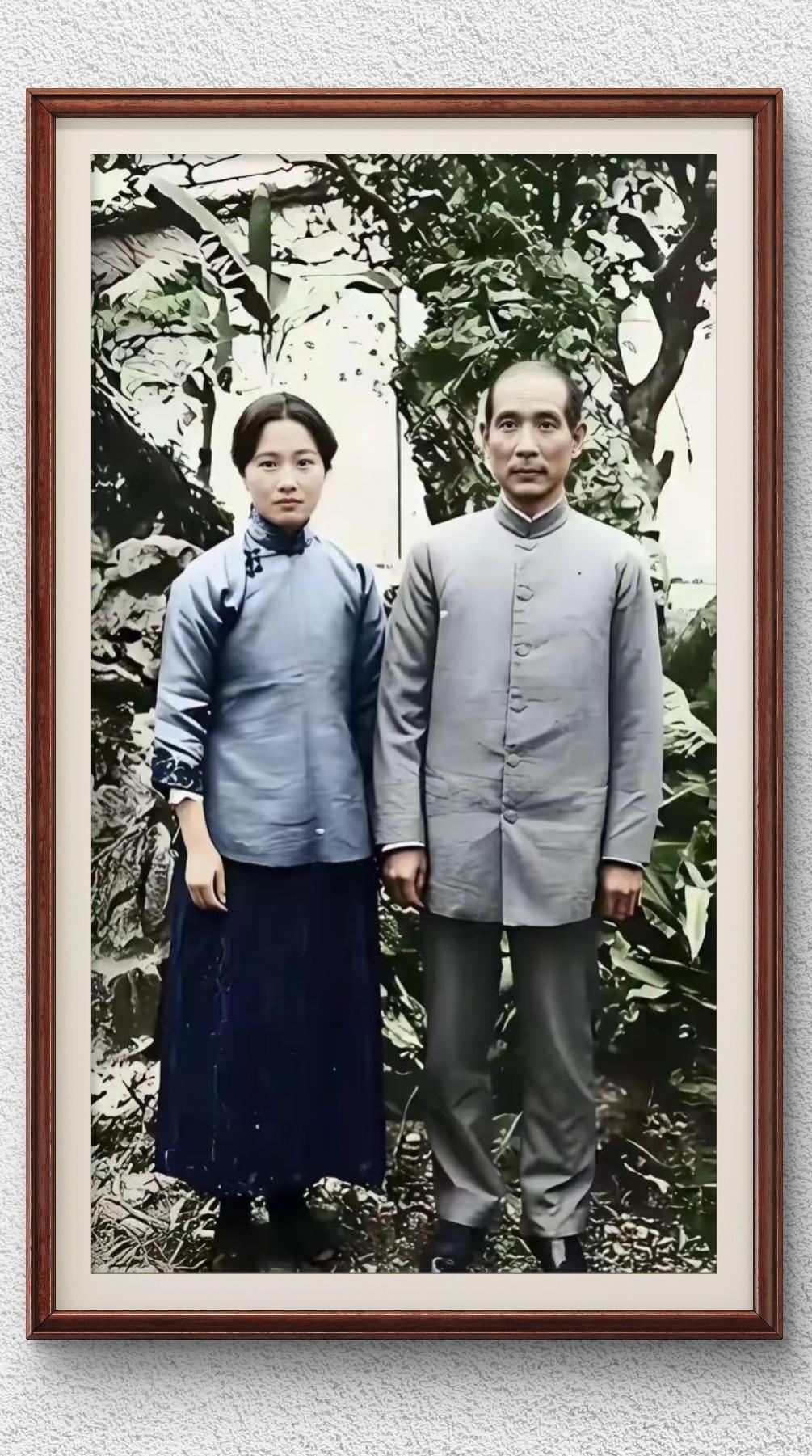 1918年3月孙中山和宋庆龄摄于广州大元帅府，时年孙中山52岁宋庆龄25岁，二人