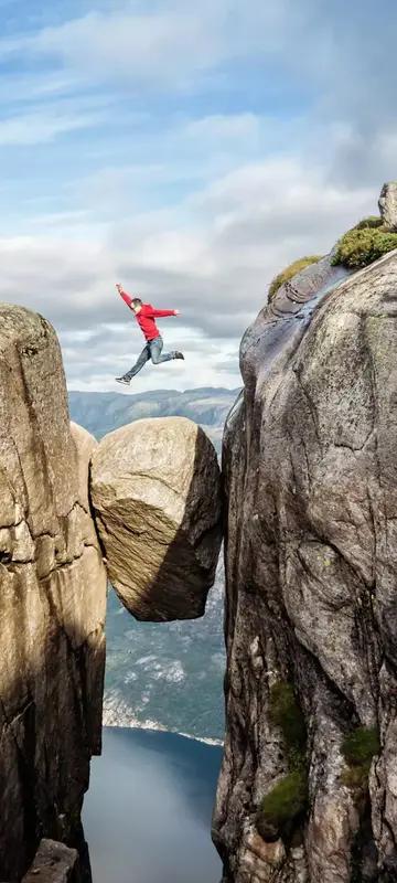 最惊险刺激的瞬间，我立马想到硬派越野冲沟时的牧马人。在论坛看到那视频，感觉轮子都