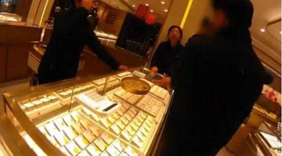 “不问价格，不问款式”，老人狂买26万元金条，扬州一金店员工暗中报警。
 
春节