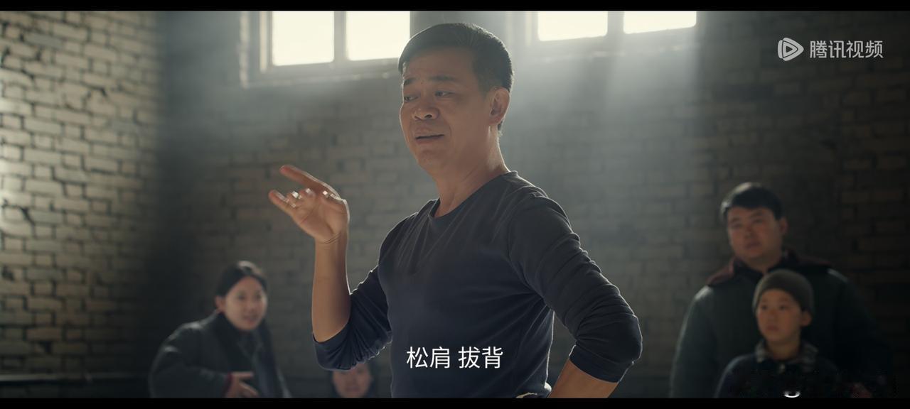孙浩演的苟师，举起兰花指，还真有那回事。苟师的命运最后挺叫人心疼的，他为了振兴老