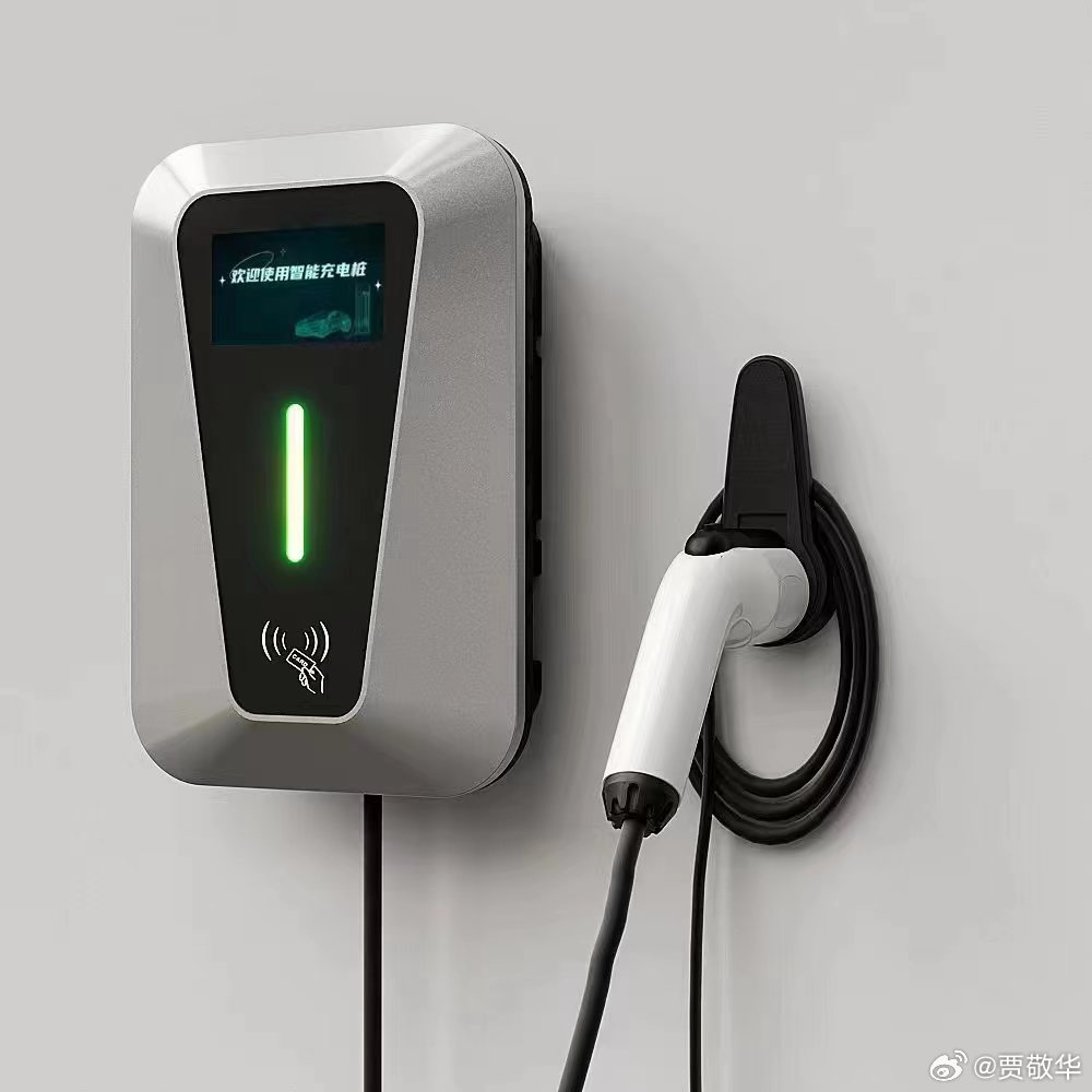 有些装充电桩的师傅贼坏，刚才邻居问我当时装充电桩花了多少钱，我说花了200多块钱