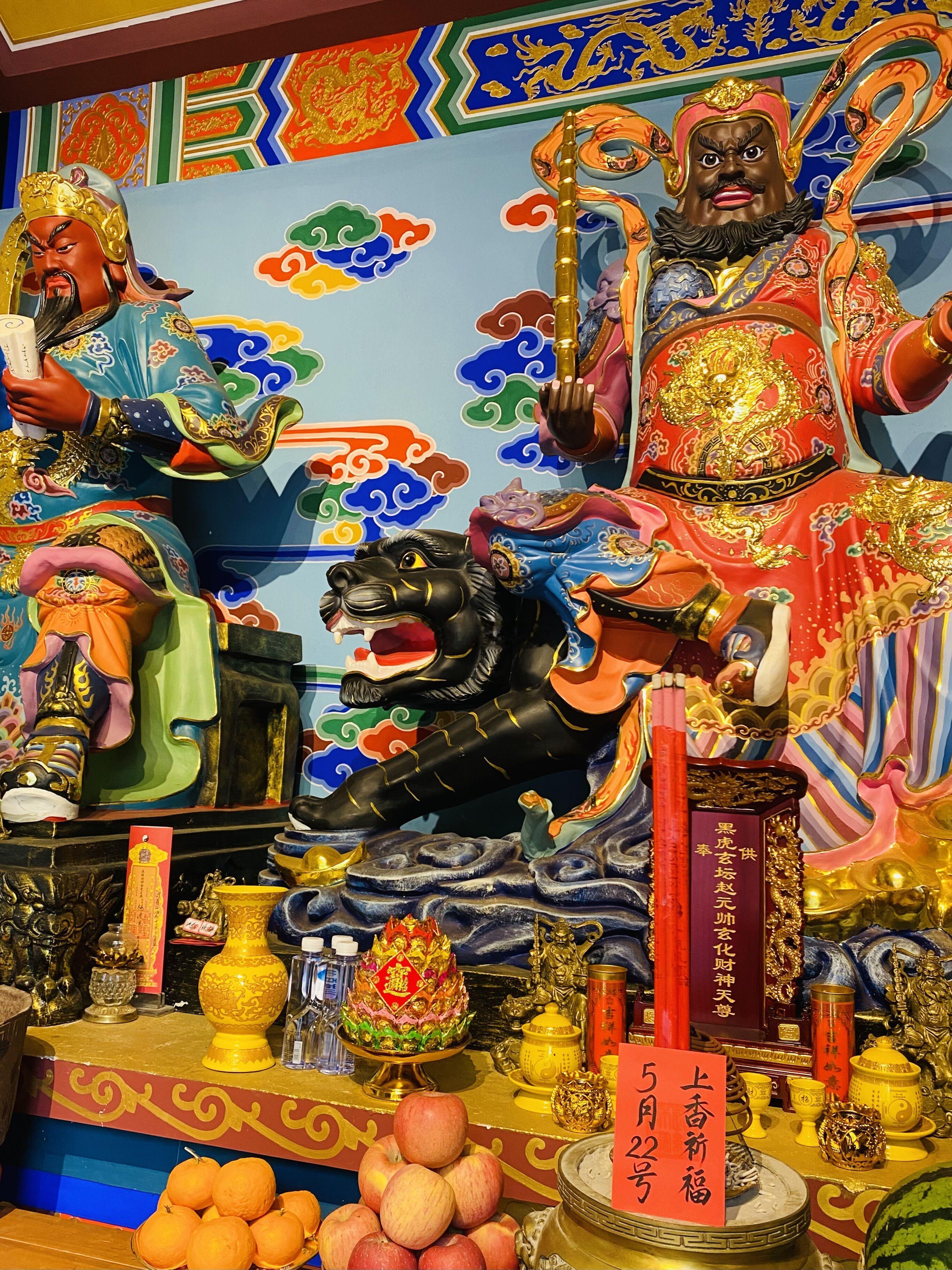 今日上上签好运大吉，5月22日师父在财神殿为点赞的粉丝上香加持福报福德[作揖]（